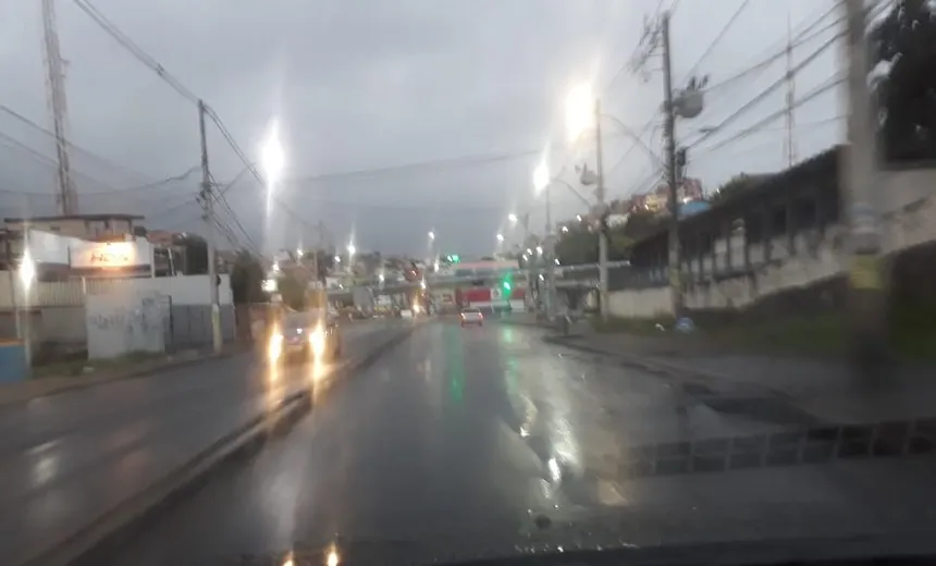 Com chuva e sem ônibus, população de Salvador tem dia de caos nesta quarta-feira
