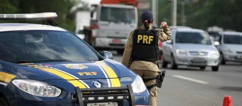 BR 116: PRF prende casal levando três pistolas e mais de 900 munições para Feira de Santana
