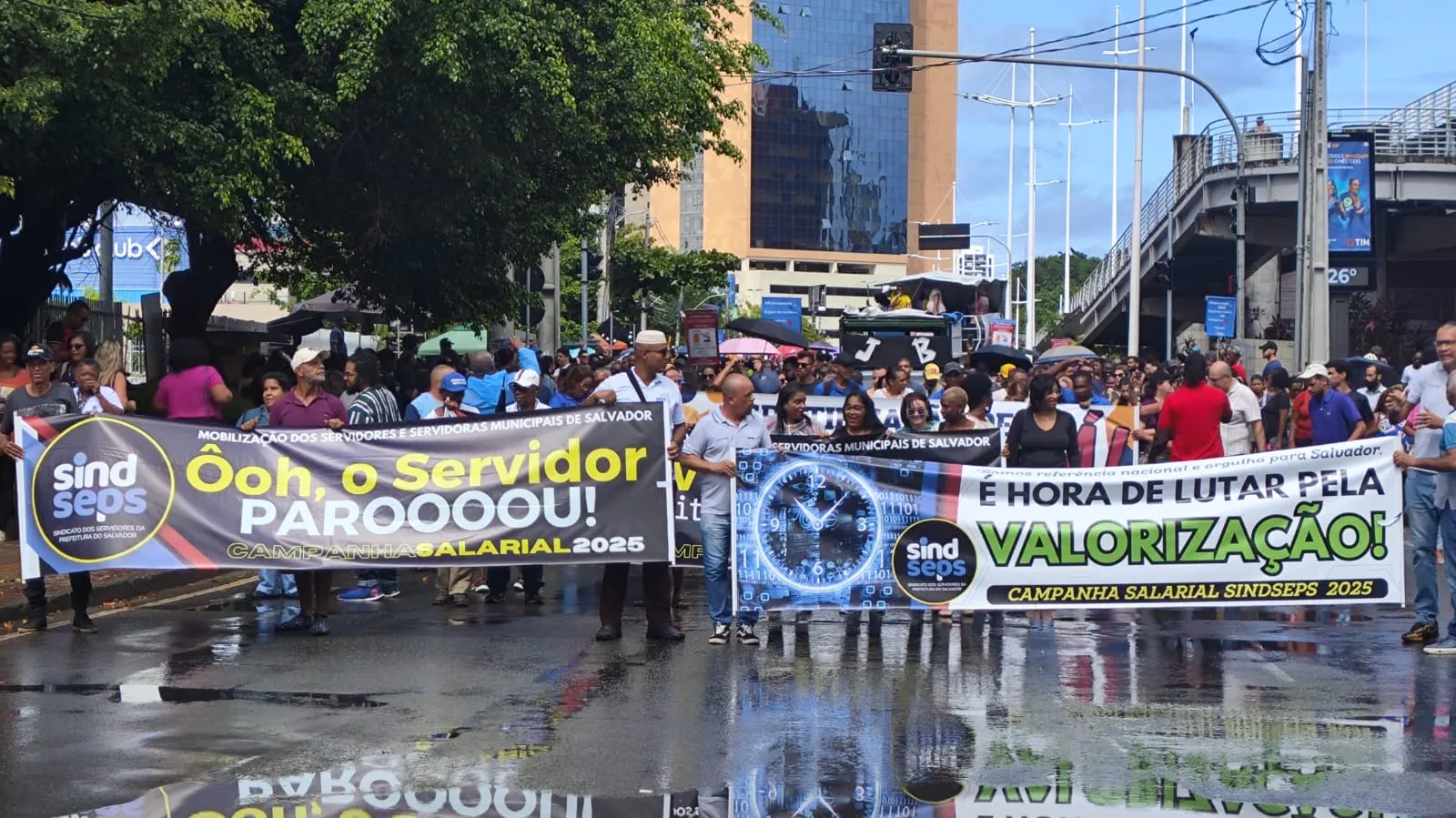 Greve dos professores municipais: manifestação trava trânsito na Av. ACM