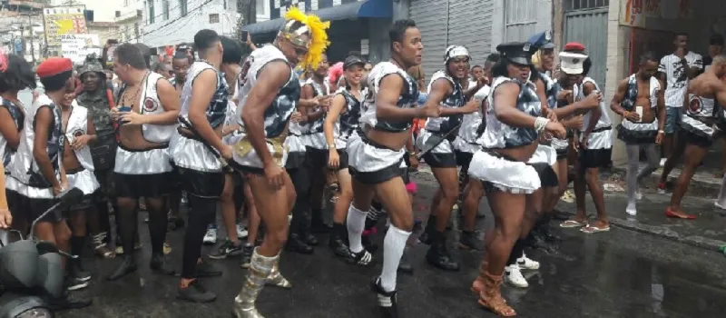 AS DONZELAS: Travestidos de mulher, bloco de homens desfilam pelo Curuzu na Semana Santa