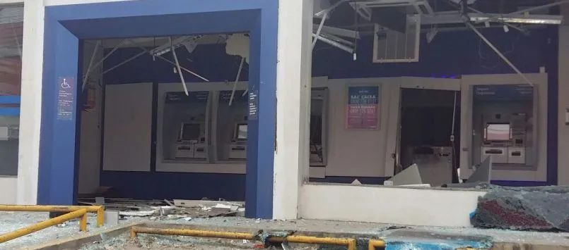 OUSADIA: Bandidos fecham rua com caminhão e explodem caixas eletrônicos de agência bancária em Pirajá