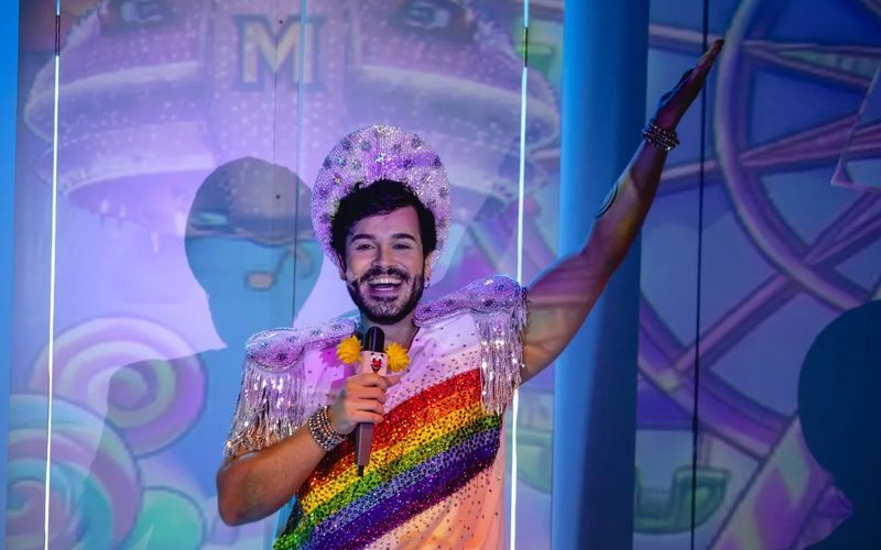 O espet&aacute;culo Al&eacute;m do Arco-&Iacute;ris retorna a agenda de Salvador com humor e reflex&atilde;o sobre identidade, diversidade e aceita&ccedil;&atilde;o/Foto: Divulga&ccedil;&atilde;o&nbsp;
