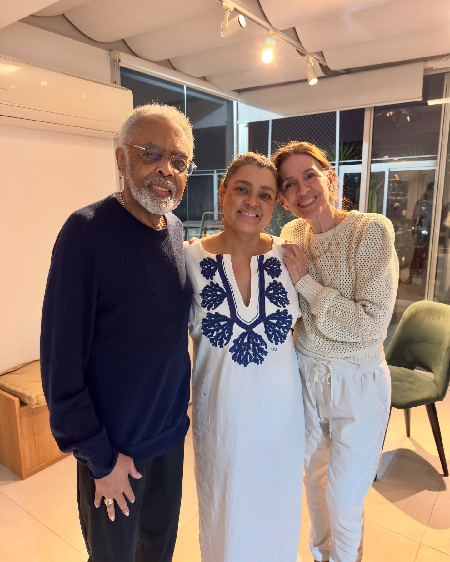 Preta Gil ao lado do pai Gilberto Gil e da madrasta, Flora Gil | Foto: Instagram/@floragil