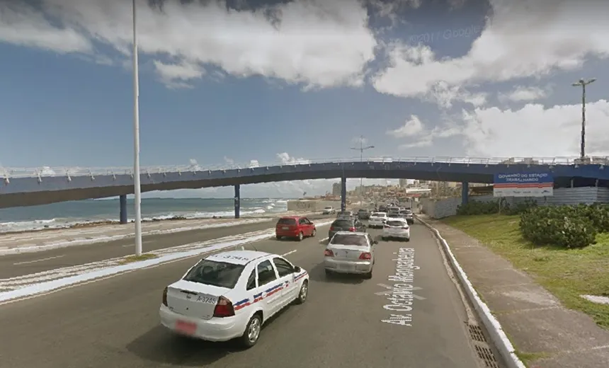 Buraco interdita parcialmente Avenida Octávio Mangabeira; saiba mais 