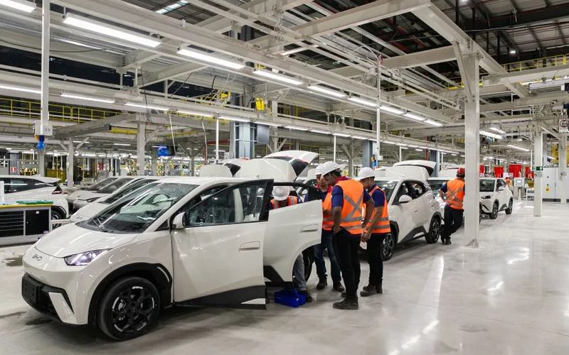 A montadora chinesa BYD &eacute; uma das l&iacute;deres no mercado nacional de ve&iacute;culos eletrificados e investe bilh&otilde;es na implanta&ccedil;&atilde;o do complexo industrial em Cama&ccedil;ari/Foto: Divulga&ccedil;&atilde;o/BYD
