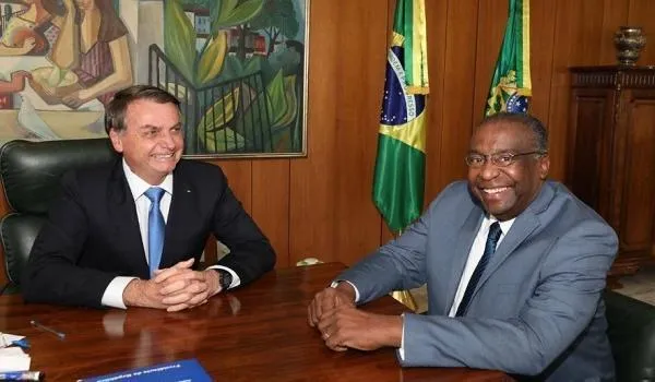 Ministro da Educação nega plágio em mestrado e diz que vai revisar texto; "falha técnica"