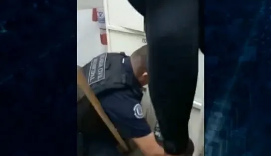 Criança fica trancada em guarda-volumes de agência bancária; veja vídeo 