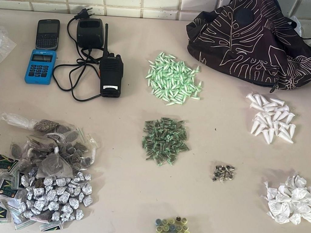 O homem foi preso com vários tipos de drogas, como cocaína e maconha. Foto: Divulgação/PMBA