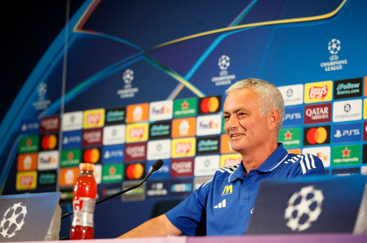 Mourinho deixa o Fenerbahçe com 62 jogos e receberá multa rescisória milionária. Foto: Divulgação/Fernebahçe