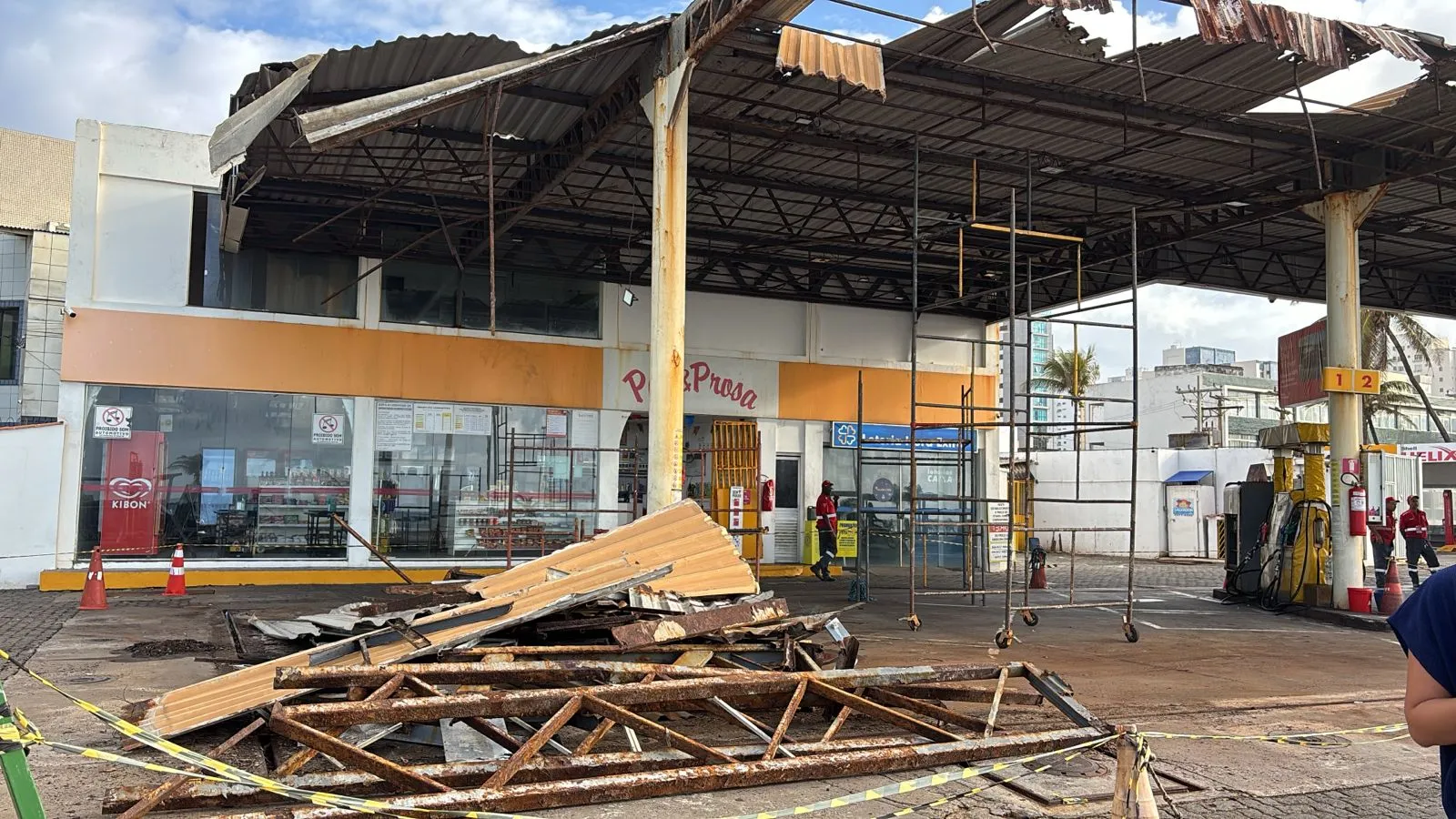 Parte da cobertura de posto de combustíveis desaba na Pituba