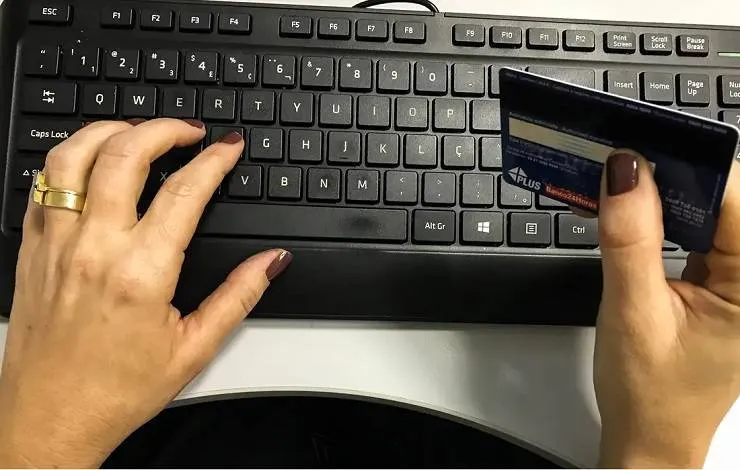 Sem acordo com bancos, juros do rotativo do cartão de crédito é limitado a 100% da dívida