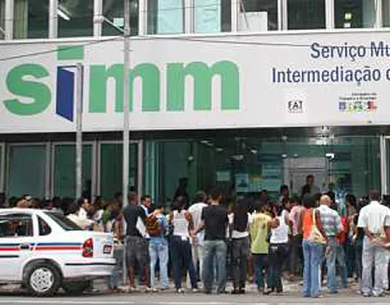 SIMM oferece 156 vagas de emprego para Terça-Feira