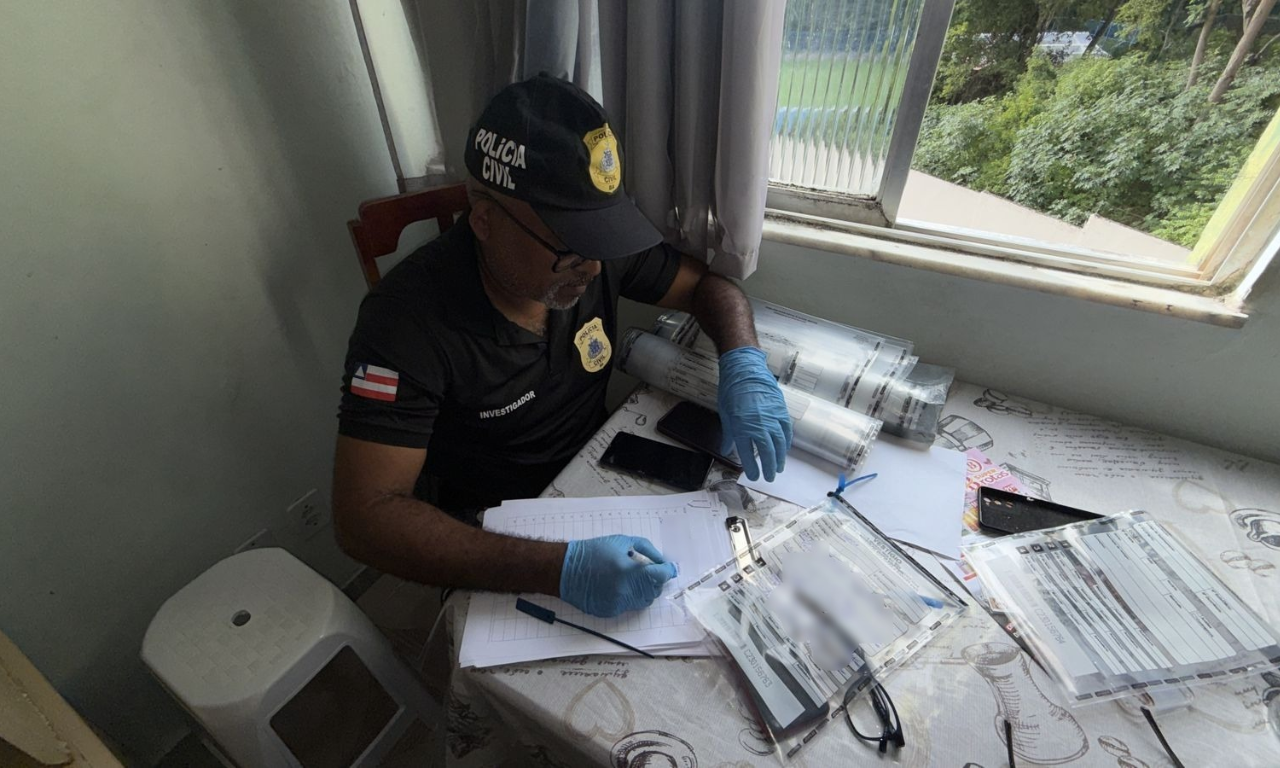 Jovem &eacute; preso armazenar pornografia infantil e aliciar menores em Salvador. Foto: PCBA