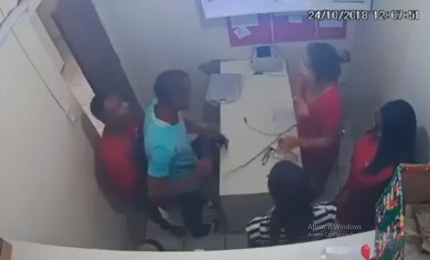 Vídeo: trio assalta ótica e faz reféns em Alagoinhas; suspeita até experimenta óculos
