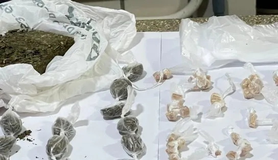 Porções de crack e maconha são encontradas em terreno baldio de Teixeira de Freitas