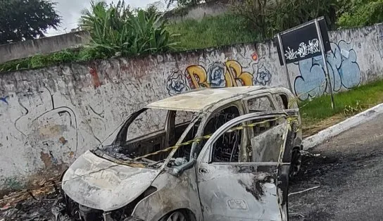 Corpo é encontrado carbonizado dentro de carro incendiado no Vale do Queimadinho, em Salvador
