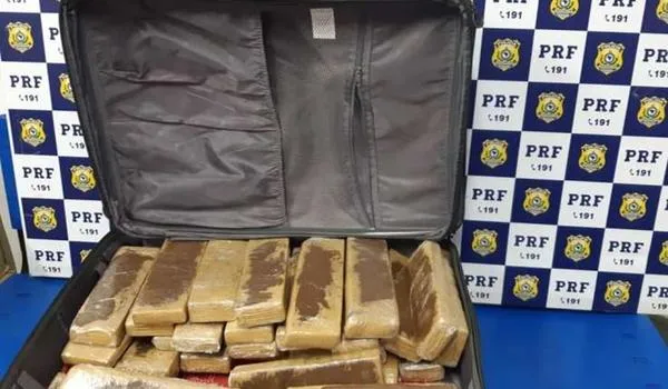 Passageira de ônibus é presa em flagrante com 25 kg de maconha escondida em mala