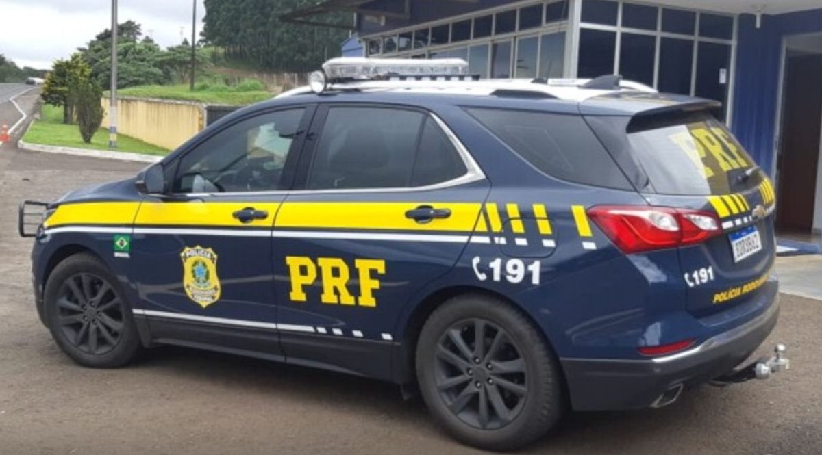Viatura da Pol&iacute;cia Rodovi&aacute;ria Federal durante opera&ccedil;&atilde;o que resultou na pris&atilde;o de cinco suspeitos na Bahia