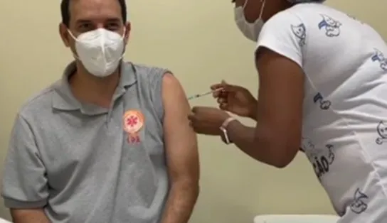 Vídeo: secretário municipal da Saúde, Léo Prates é vacinado contra a Covid-19; "tinha direito desde o início"