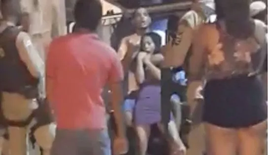 Fugindo da polícia, suspeito domina mulher, que fica com faca apontada para o pescoço na Bahia; veja vídeo