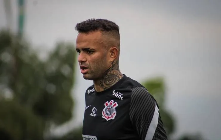 Jogador do Corinthians é retirado à força de quarto de motel e agredido por torcedores