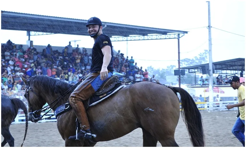 Wesley Safadão se 'arrisca' como vaqueiro durante evento esportivo, em Serrinha