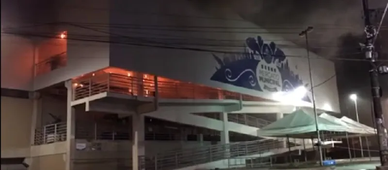 MERCADO DE CAJAZEIRAS: Fogo destrói estruturas do pavimento superior; Prefeito vai hoje ao local