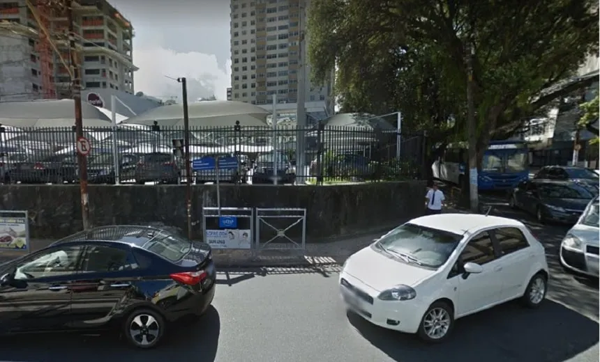 Com braço fora da janela, passageiro de ônibus sofre grave lesão no bairro da Graça