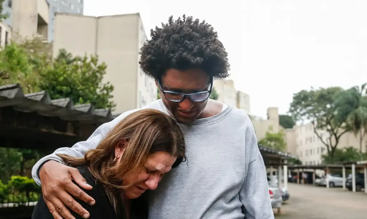 Professor negro detido por engano em São Paulo é solto após 2 dias na prisão