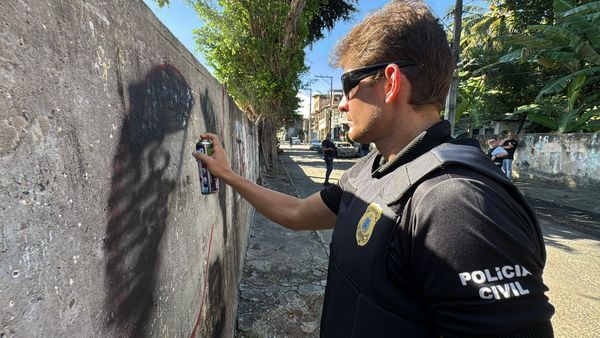 Policiais cobriram pichações de siglas de grupos criminosos no Lobato | Foto: Ilustrativa / Tony Silva/Ascom PC