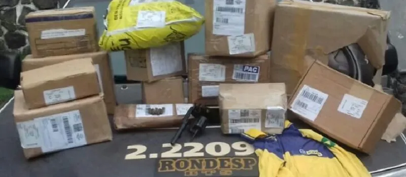 ‘DEU RUIM’: Homem é preso e adolescente é apreendido após roubarem carro do Sedex