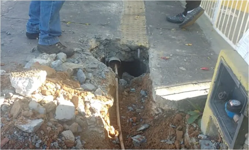 Hotel é flagrado com “gato” de água dentro da tubulação de esgoto