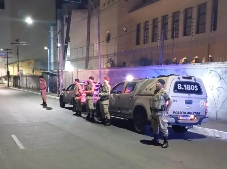 Dois homens em situação de rua morrem atropelados em calçada na Bahia