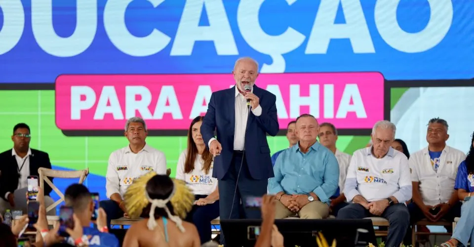 Lula anuncia, na Bahia, expansão do Programa Pé-de-Meia; 1 milhão de estudantes serão beneficiados