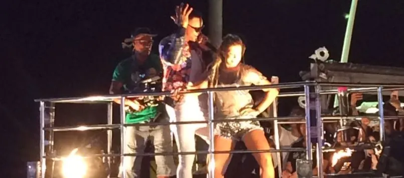 &#8216;IN LOVE&#8217;: Em frente ao estúdio de transmissão da TV Aratu, Léo Santana se declara: &#8220;Maravilhosa é essa!&#8221;