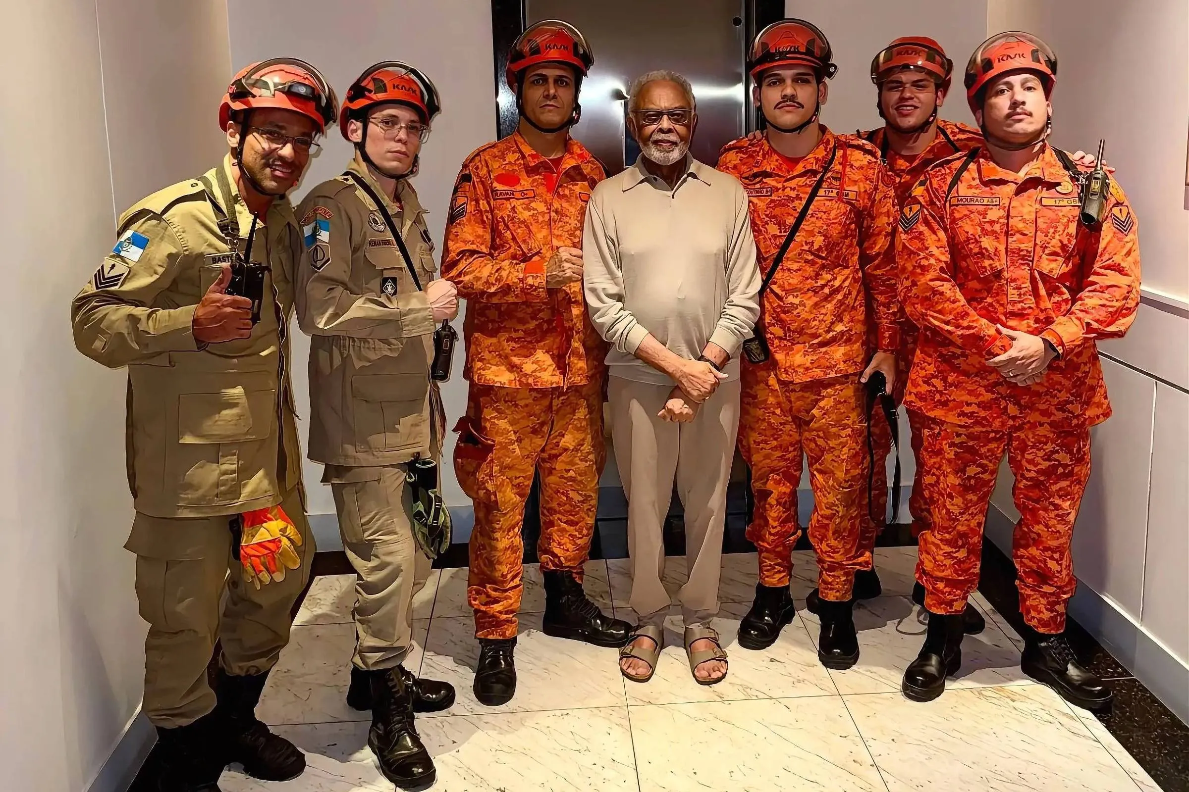 'Aquele abraço': veja reação de Gilberto Gil após ficar preso em elevador