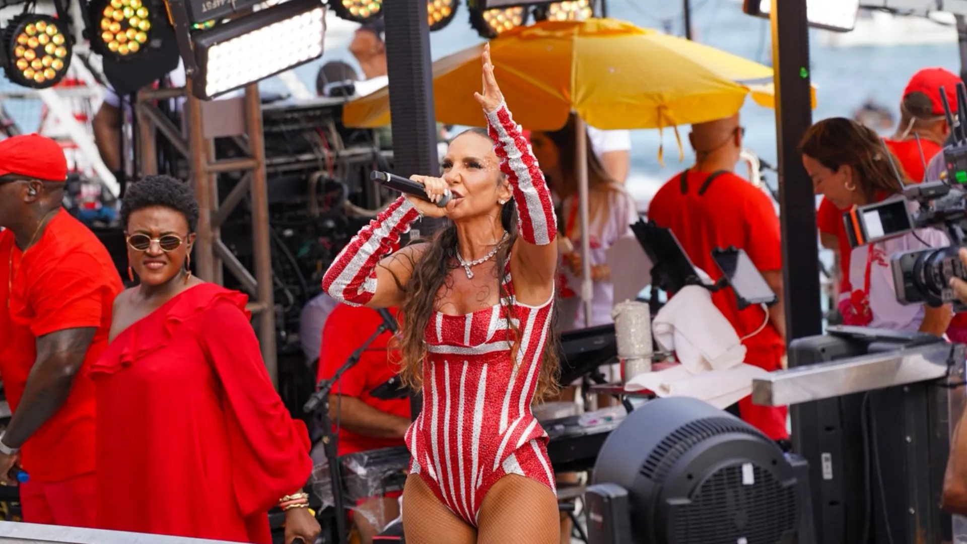 Ivete Sangalo agita Barra-Ondina e manda beijo especial ao Aratu On; vídeo