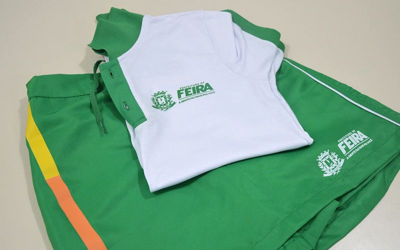 O novo uniforme escolar entregue pela prefeitura foi desenvolvido com foco em conforto t&eacute;rmico, devido &agrave;s altas temperaturas na Bahia/ Foto: Milena Brand&atilde;o&nbsp;