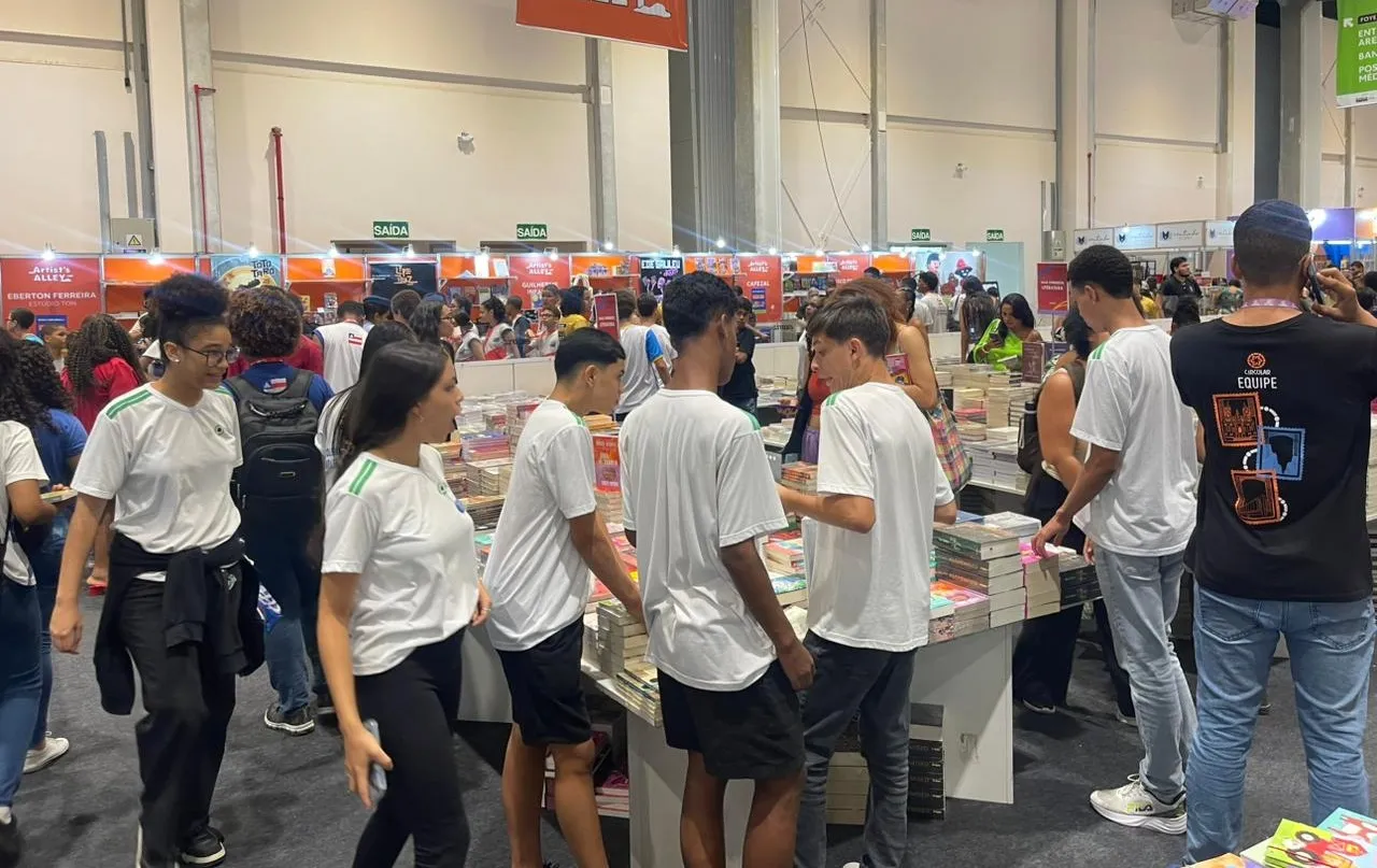 Estande '3 por 50' movimenta público jovem na Bienal do Livro Bahia