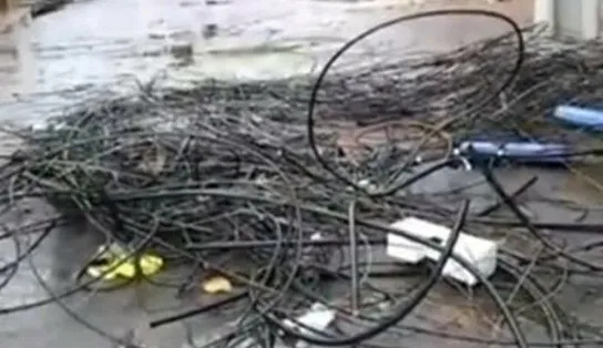 Moradores da Boca do Rio reclamam de fiações supostamente jogadas na rua pela Coelba; distribuidora responde