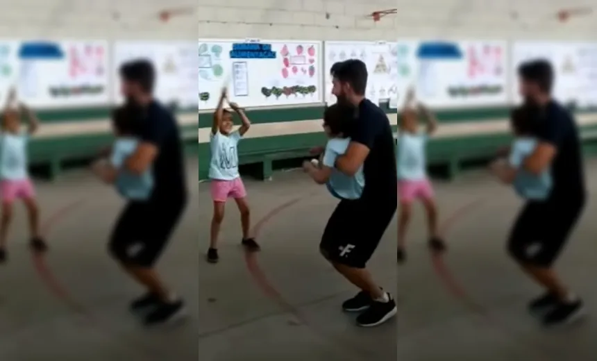 Professor pula cordas com aluno cadeirante nos braços e viraliza na internet; assista