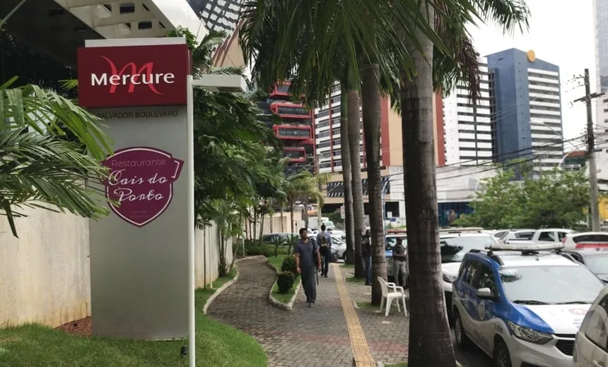 Criança morre ao cair do 9º andar de hotel no Caminho das Árvores