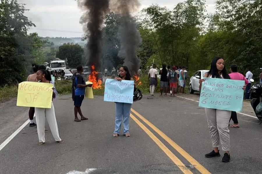 Protesto por regulação de gestante interdita BA-001 em Nazaré, na Bahia