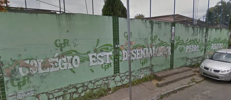 CONFUSÃO: Adolescente é flagrado com espingarda dentro de escola em Salvador