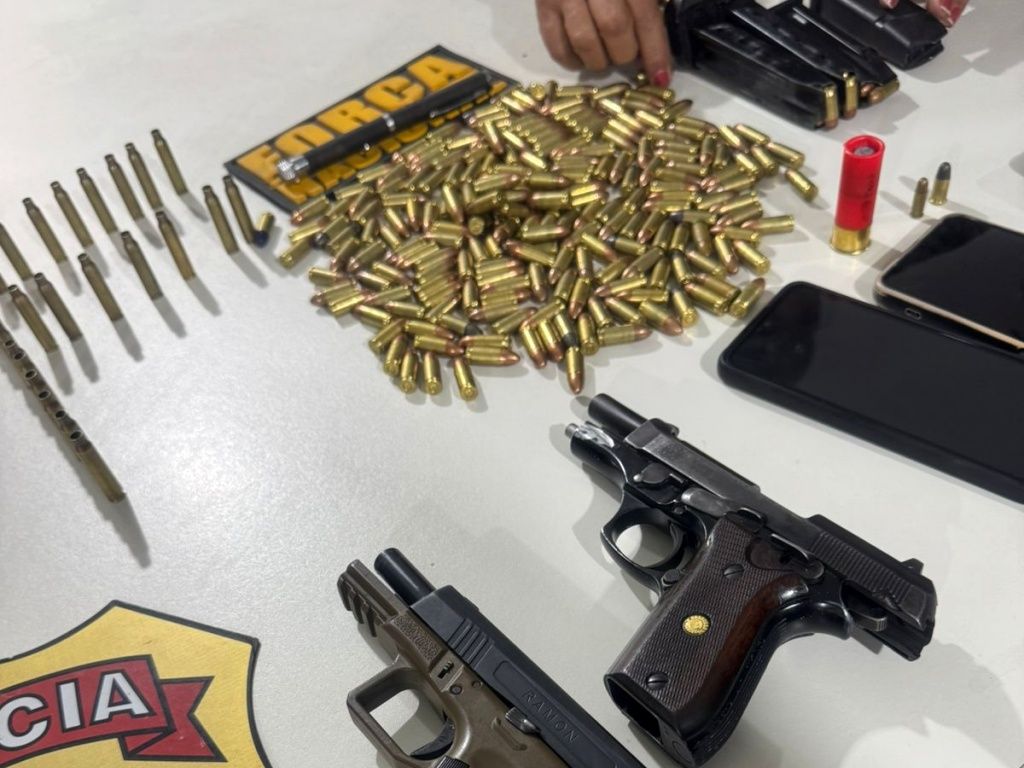 Quatro pessoas, sendo dois adolescentes, foram presos durante a apreensão do arsenal. Foto: Divulgação/PF