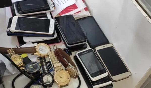 PM segue GPS de celular roubado e acha "central" que revendia celulares roubados em Pirajá; um acaba preso