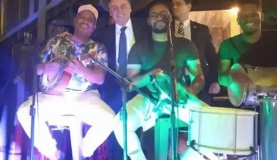 Ao som de uma banda de pagode, Bolsonaro curte festa de aniversário sem máscara 