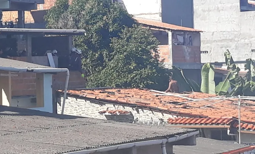 Após mais de 12 horas, homem desce de telhado no bairro da Liberdade