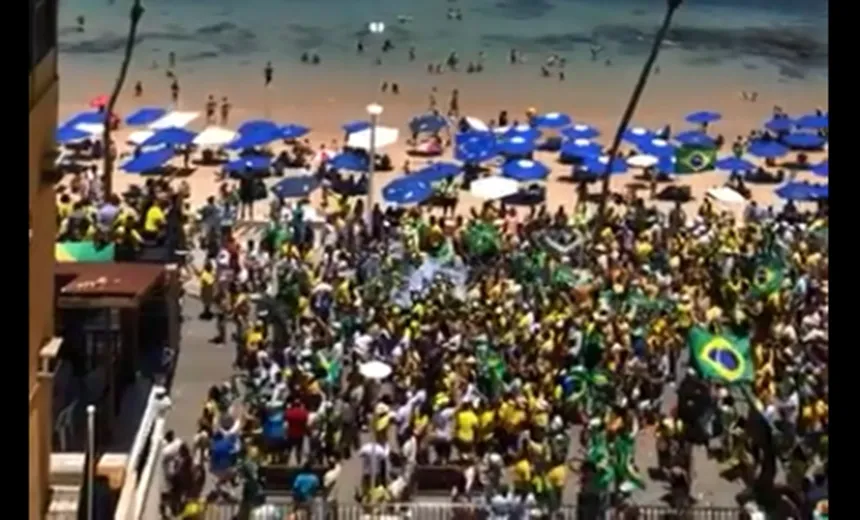 Manifestantes fazem ato em apoio a Bolsonaro na Barra; veja vídeo