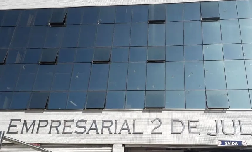 Bandidos tentam explodir caixas eletrônicos em edifício empresarial na Av. Paralela
